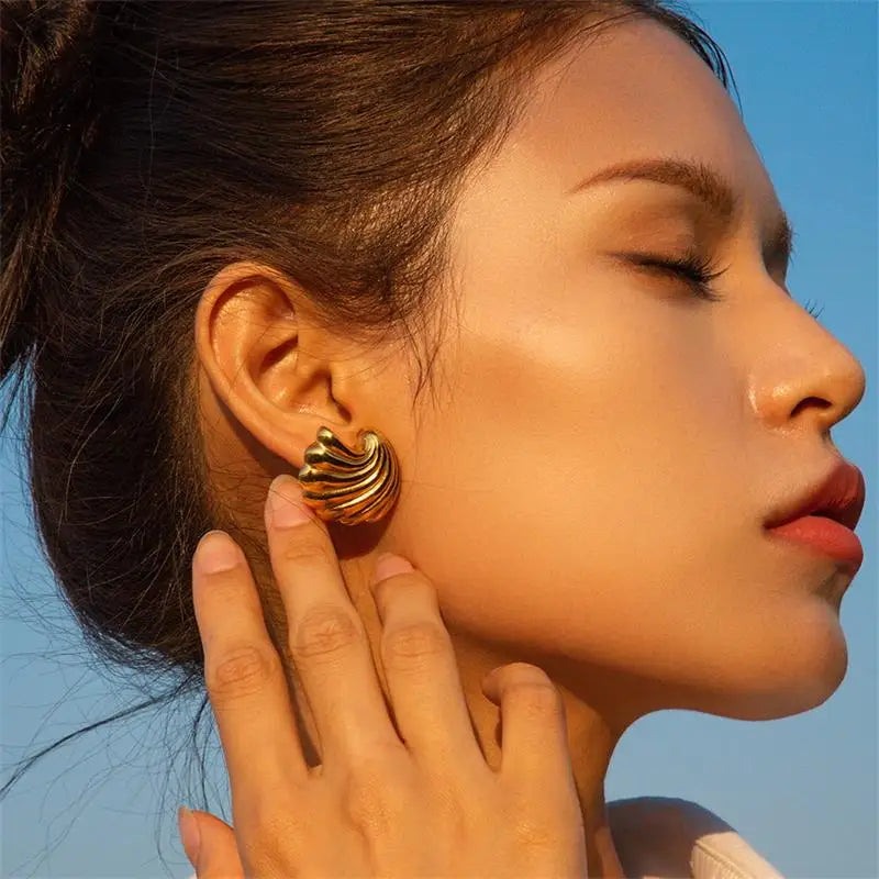 Années 80 Boucles d'oreilles Dorées Coquillage Brutaliste - Ma Penderie Vintage
